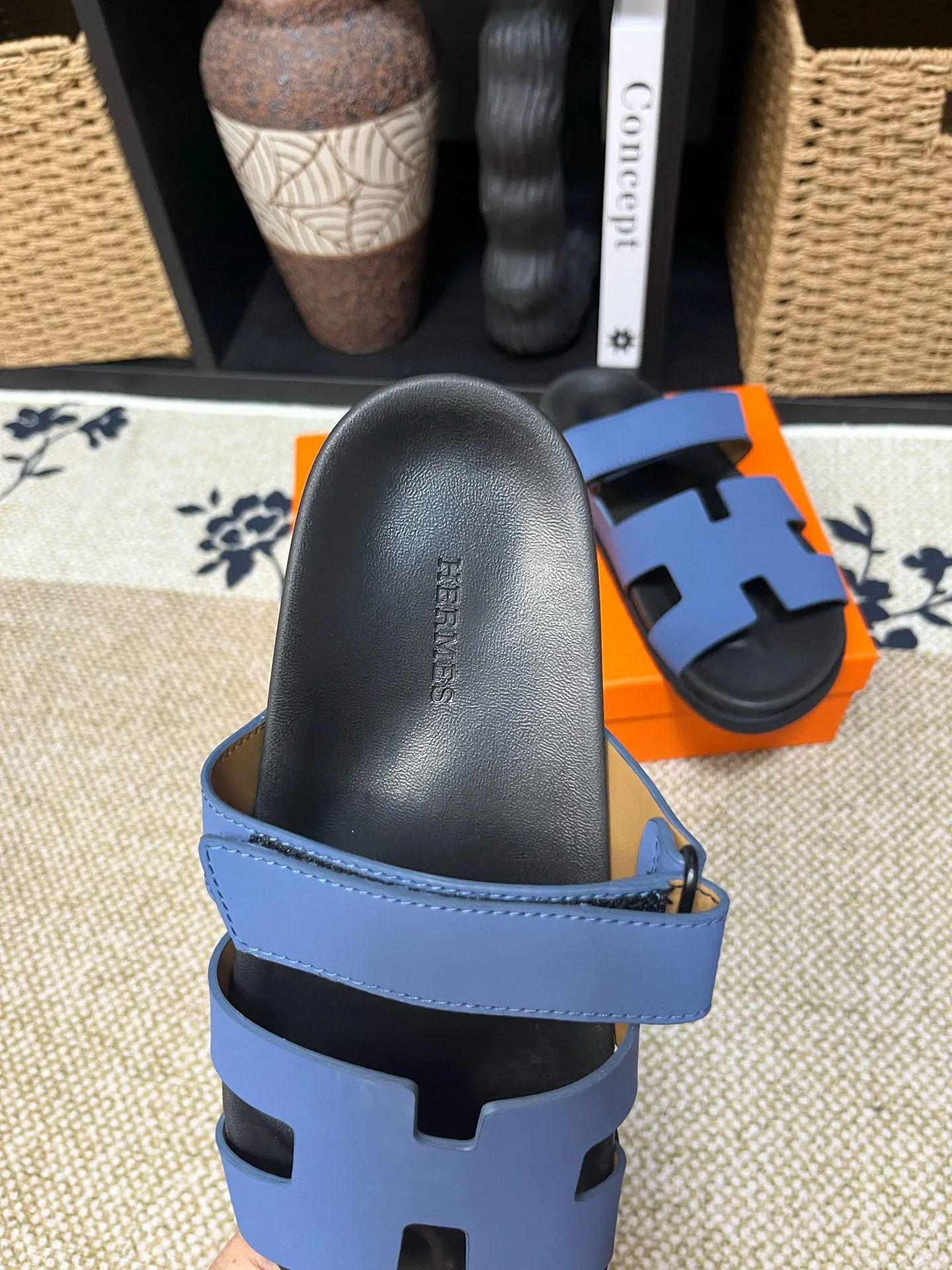 Factory price: 340💰Long-term availability Hermes men's Kazimir slippers for couples - top quality, Hermès woven calfskin functional sandals. The interwoven upper inspired by the "H" iconic pattern creates a casual look, which can be said to be a good companion for summer. Imported cowhide + cowhide lining + TU men's shoes💰Outsole Size: 35-46